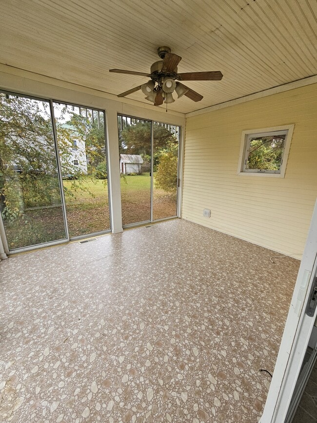 Photo - 6984 Mackenzie St