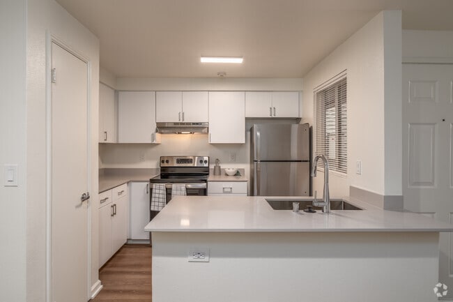 1BR, 1BA - 650SF - Kitchen - Archstone Redmond Lakeview