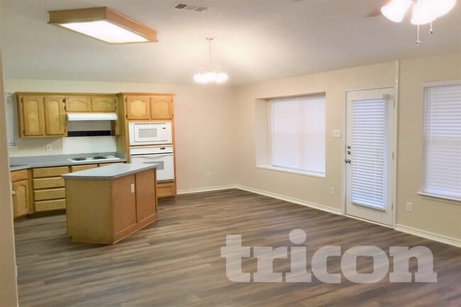 Photo - 1558 Aberdeen Dr