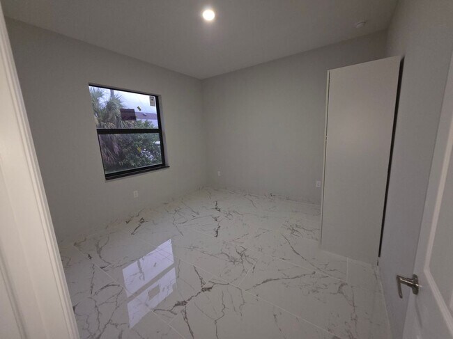 Photo - 1035 Kismet Pkwy W