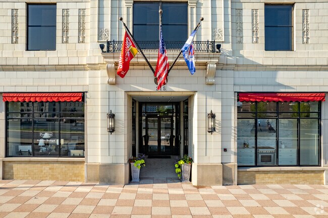 Entrada - Pershing Lofts