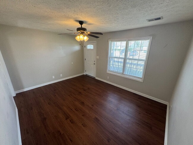 "Cozy Comfort Awaits: Charming 2-Bedroom Home in Oak Grove!"