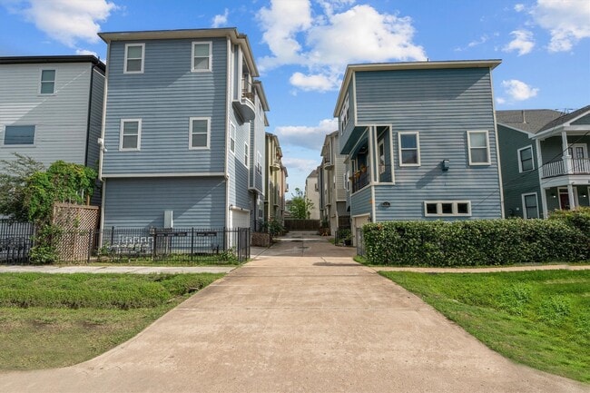 Photo - 1431 W 25th St