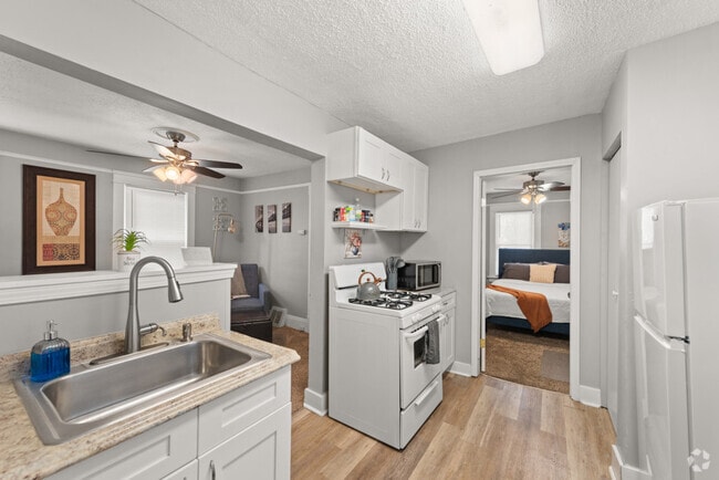 Building Photo - 1326 W 69th St Rental