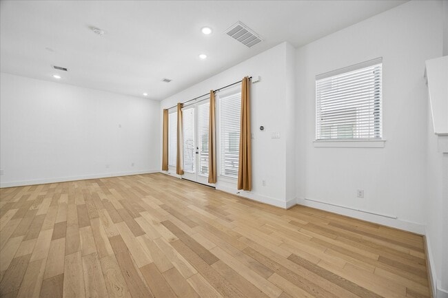 Photo - 208 N York St
