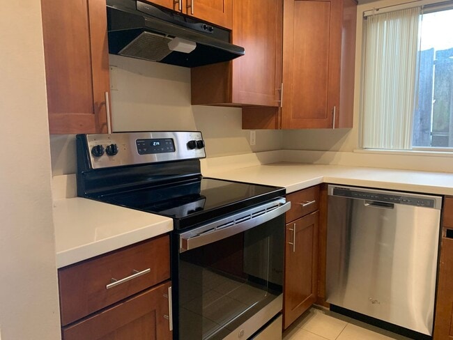 Building Photo - 2BR/1.5 Bath in a quiet Fremont neighborhood - Private balcony and shared backyard! Unit 1