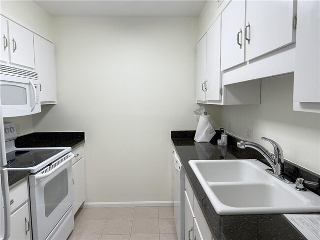 Building Photo - 475 Mount Vernon Hwy NE Unit C223