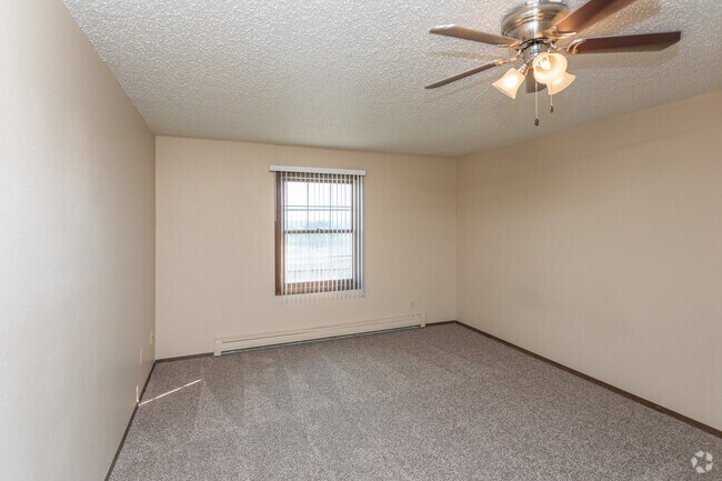 1BR, 1BA - 700SF
