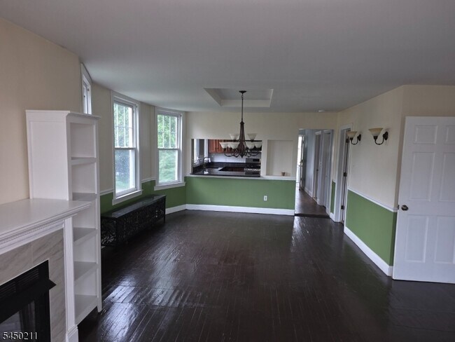 Photo - 73 Curie Ave