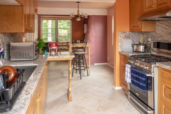 Photo - Spacious & Bright 3 Bedroom End Unit Condo in Prime Location