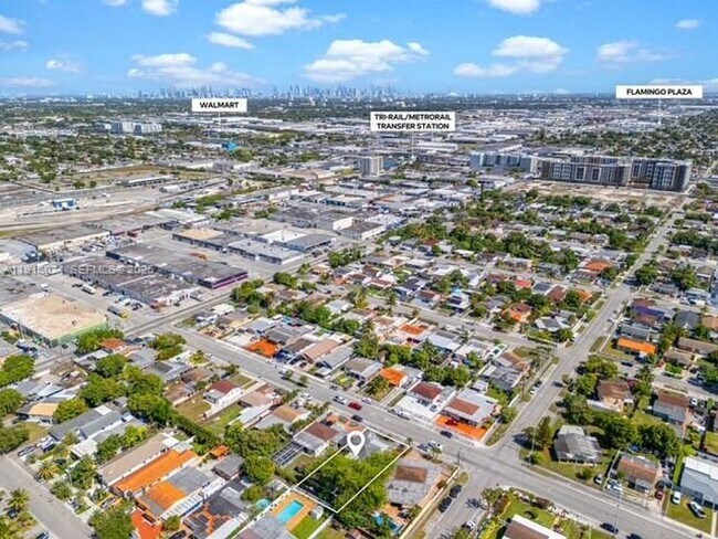 Photo - 911 E 32nd St