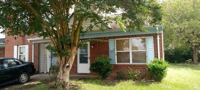 Building Photo - This charming 2-bedroom, 1-bath Rental