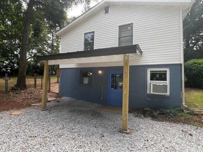Building Photo - 2 bed 1 bath BASEMENT LEVEL home!