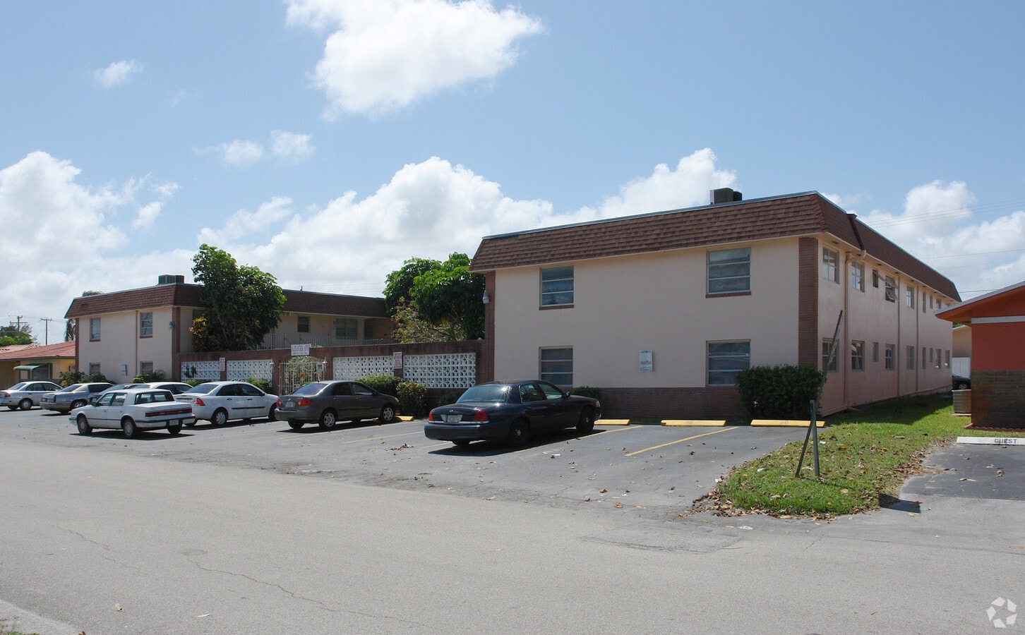 Alexander Apartments - Alexander Apartments