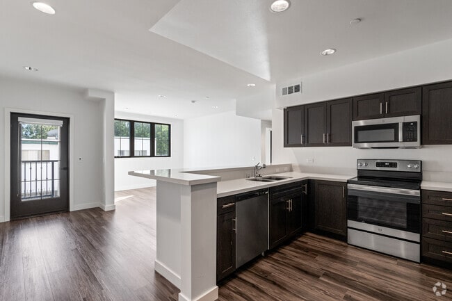 1BR, 1BA - 776SF