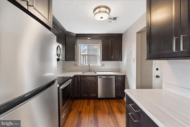 Photo - 722 Bradford Terrace