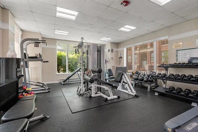 Building Photo - Sunny large 1 bedroom 1 bath condo