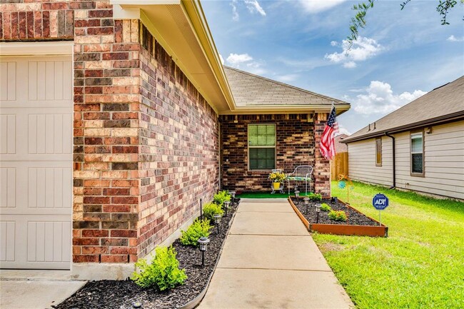 Photo - 185 Housefinch Loop