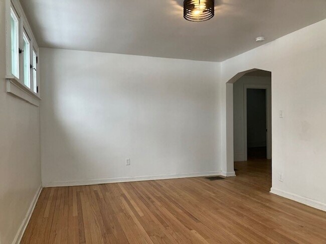 Photo - Sharon Apt - 906-908 N 34th Street Unit Sharon Apt - 3332 W Kilbourn Ave