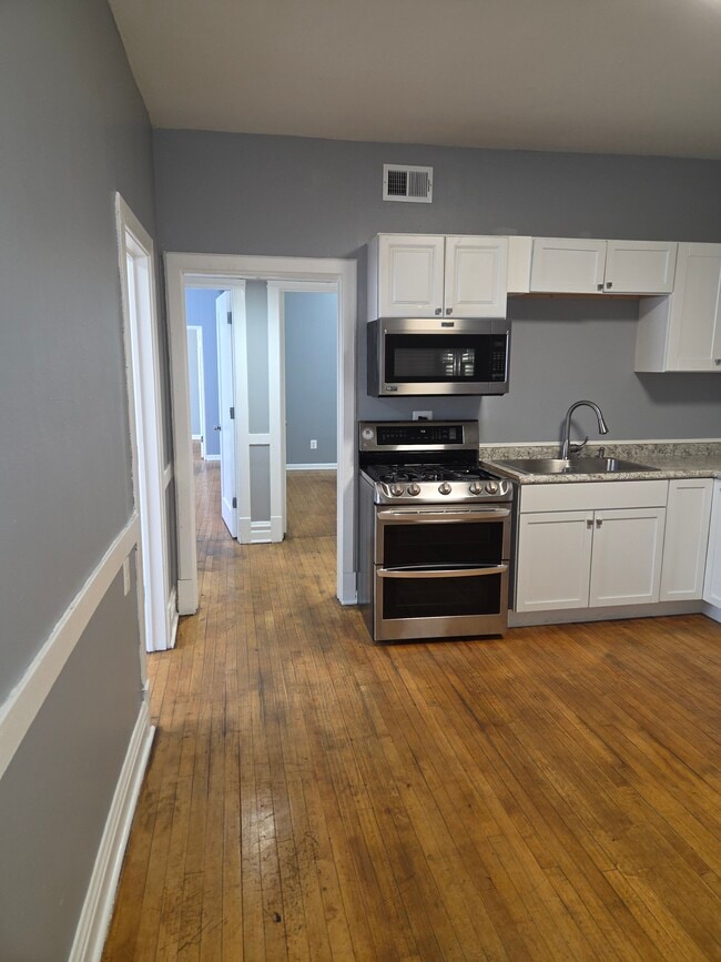 Building Photo - 4543 W Grand Ave Unit 2nd Floor Rental