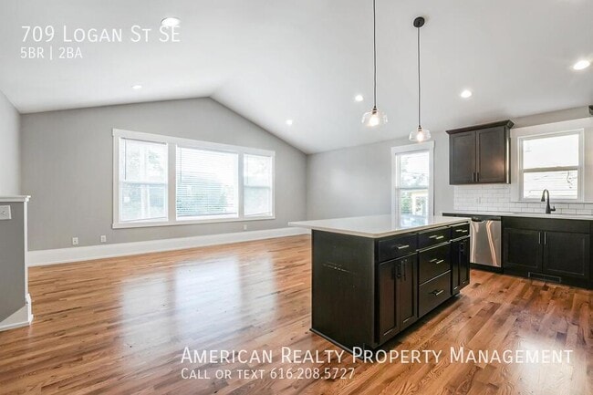 Photo - 709 Logan St SE