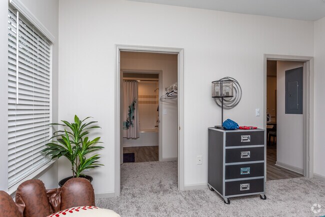 2BR, 2BA - 1,185 sf