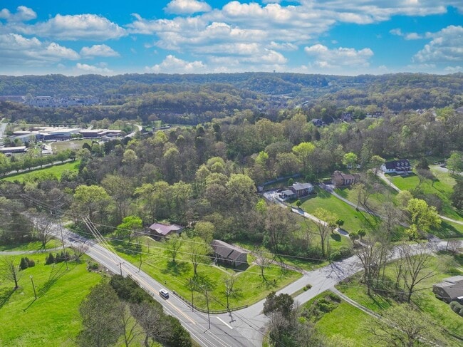 Photo - **ONE-SIDE-OF-A-DUPLEX HOME MINUTES FROM NASHVILLE WEST AND DOWNTOWN WITH A GORGEOUS LARGE YARD**