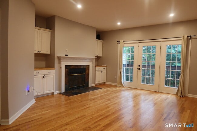 Building Photo - 124 Hope St Unit B