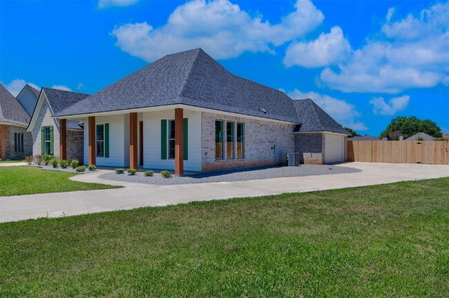Photo - "Charming 3-Bed Retreat with Granite Elegance & Cozy Fireplace in Benton!"