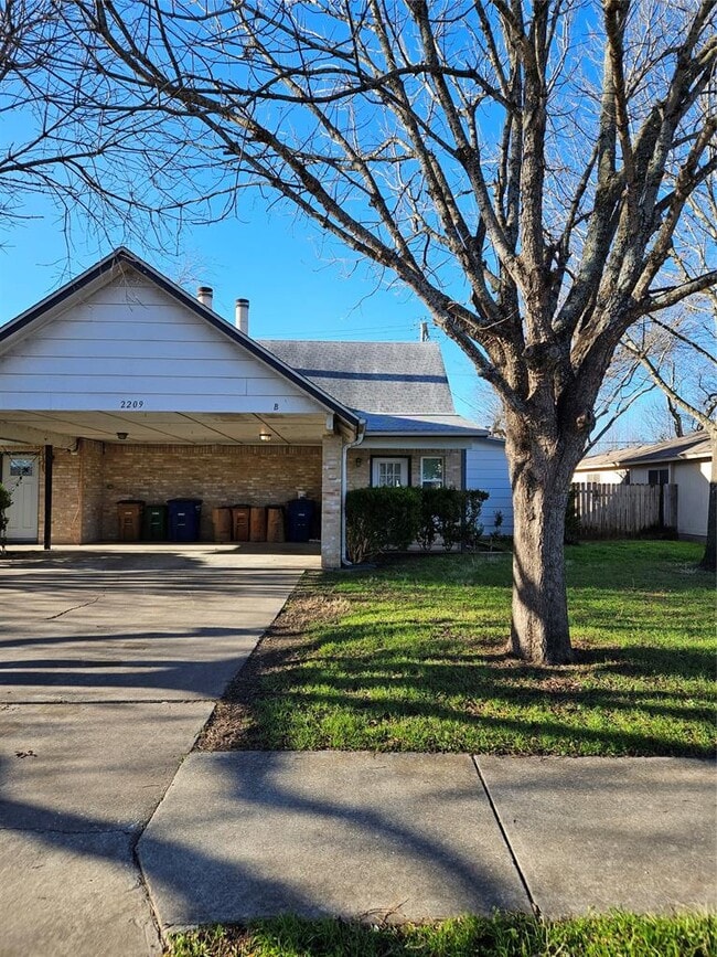 Building Photo - 2209 Singletree Ave