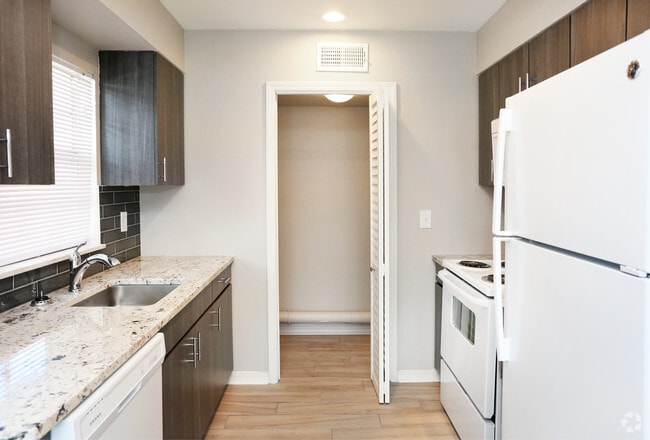 1BD/1BA - 850 Sq Ft - Kitchen - Bay Colony Apartments