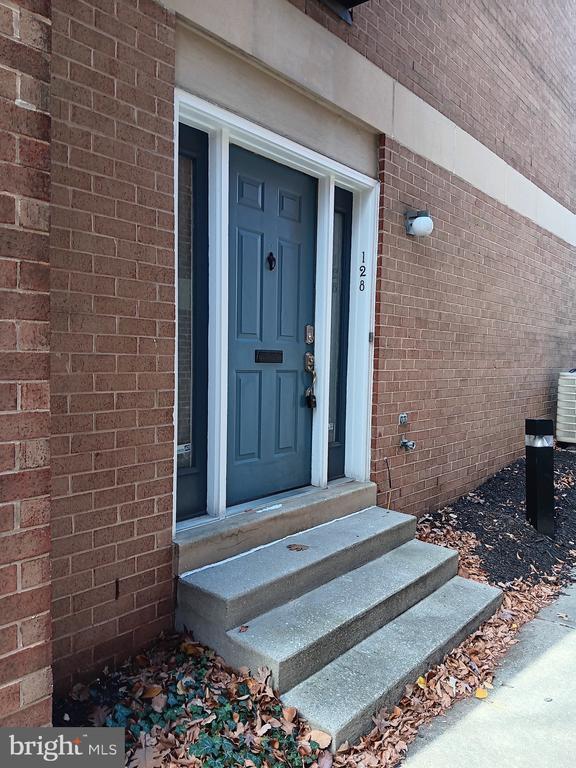 Building Photo - 128 W Barre St Unit R 34