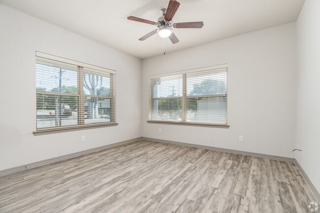 Photo - Live Oak Apartments