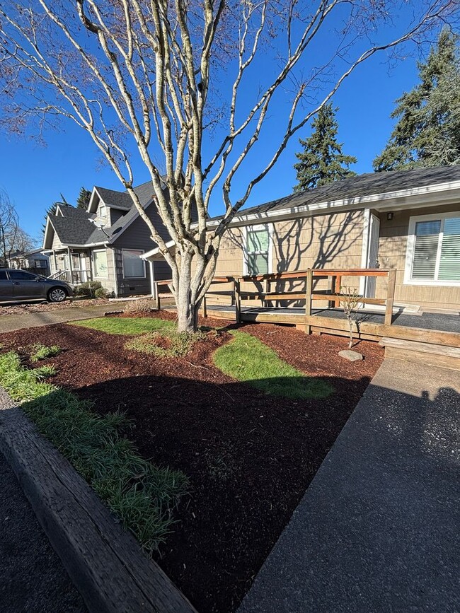 Building Photo - Adorable Renovated Single Family Home READY NOW