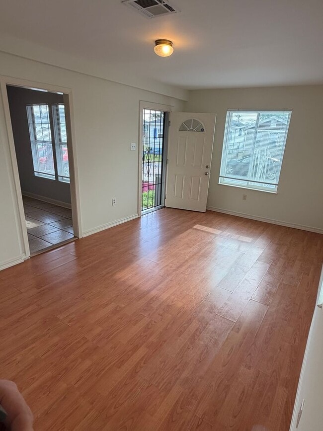 Building Photo - Large 2/3BD AND 2 FULL BATHS