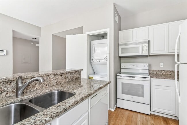 Photo - 2002 N Fitzhugh Ave Unit 2