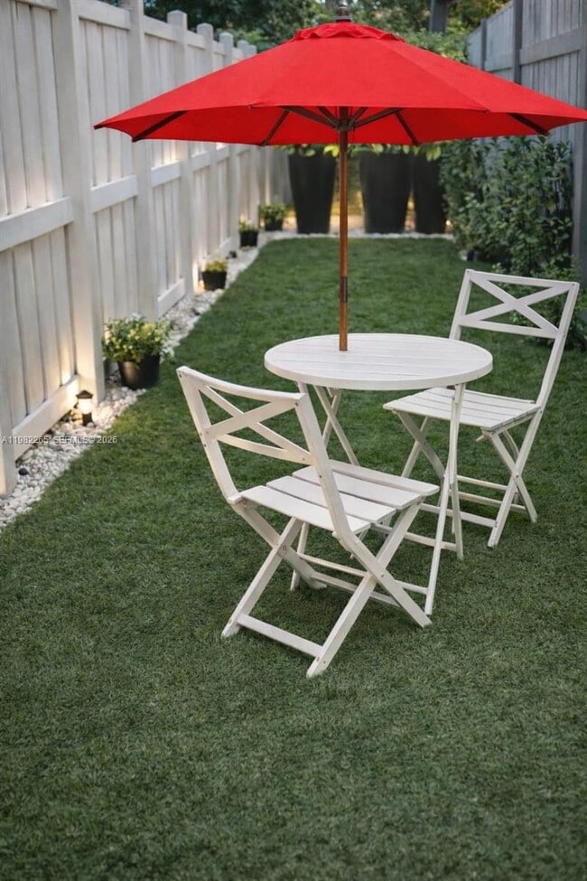 Building Photo - 613 NW 10th St Unit 2