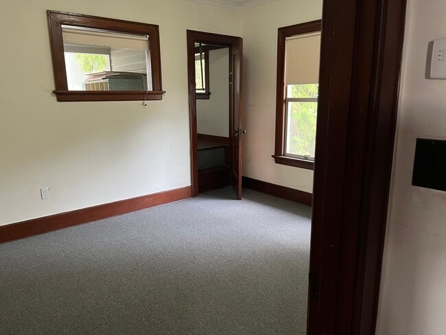 Building Photo - 113 32nd Ave S Unit Upper