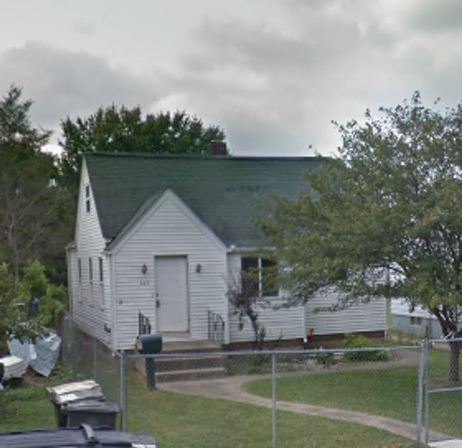 Building Photo - 2 bedroom 1 bath house  with fenced in yard available soon!