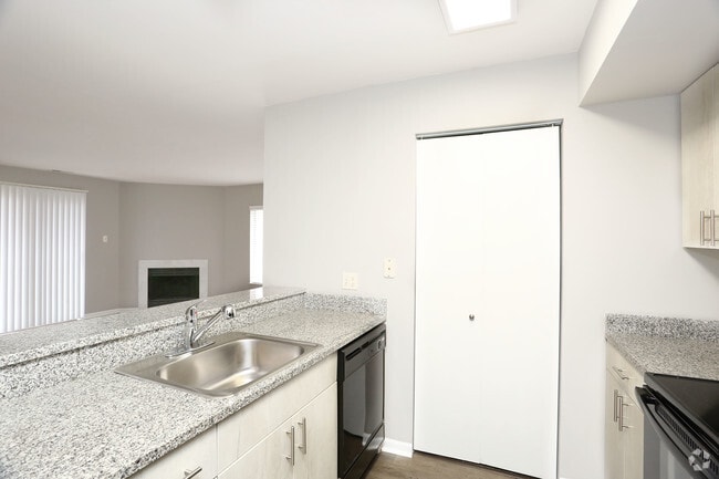 2BR, 2BA - 958 SF