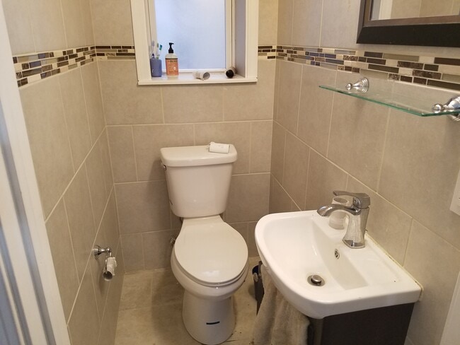 1/2 Bath - 1265 W Columbia Ave Unit 2