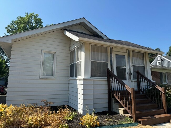 Building Photo - 2 bed 1 bath ranch walking distance to Dow...