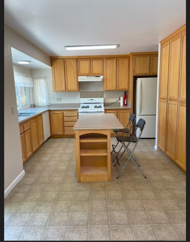 Photo - ~Spacious 5 Bed/2 Bath Home in D Section~