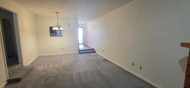 Photo - ****** HALF OFF FIRST FULL MONTH OF RENT!! ******