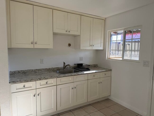 5622 E Gage Ave Unidad 1/2