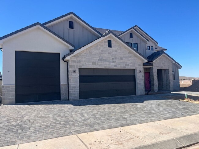 Building Photo - Gorgeous 6 bedroom with Pool and RV Garage