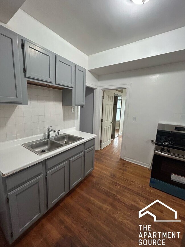 Building Photo - 4550 N Western Ave Unit 3