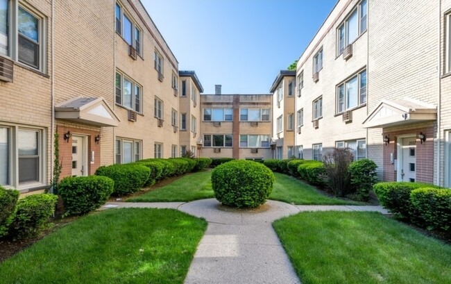 Building Photo - 2005 W Touhy Ave Unit 106 Rental