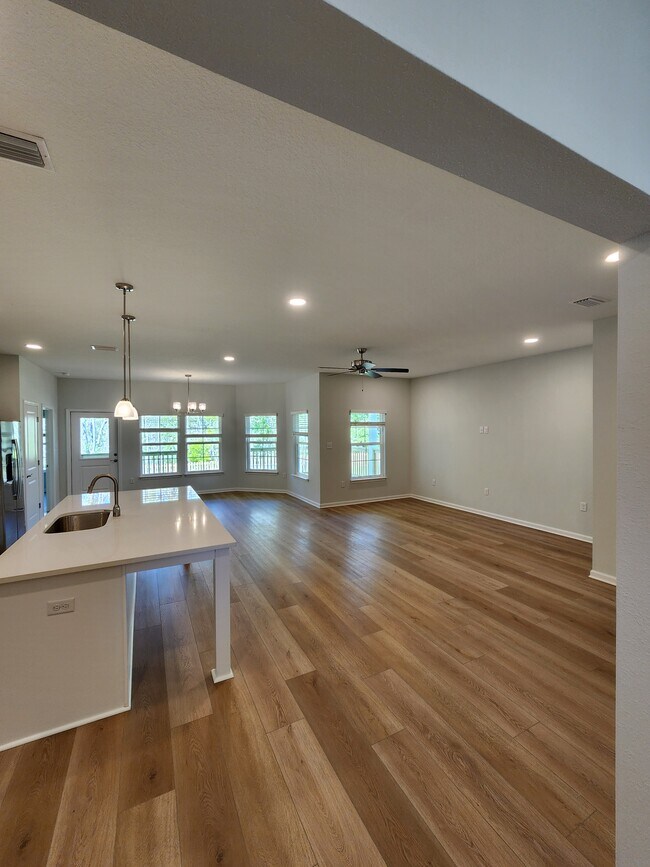 Photo - 102 Riverwalk Cir