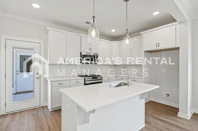 Photo - Sleek Design in Hillsboro Barimore!